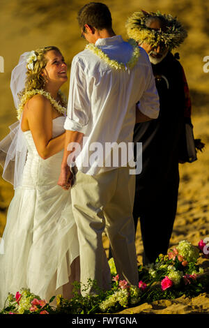 paar sagen Gelübde am Strandhochzeit, Maui Stockfoto