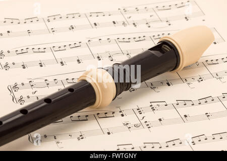 Eine musikalische Recorder Instrument auf einige Noten - Studio gedreht platziert Stockfoto