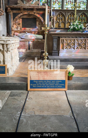 William Shakespeare Grab, Blick auf Shakespeares Grabstätte in der Holy Trinity Church, Stratford Upon Avon, Warwickshire, England. Stockfoto