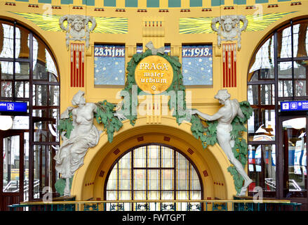 Prag, Tschechische Republik. Hauptbahnhof / Hlavni Nadrazi (1871)-Jugendstil-Interieur Stockfoto