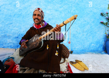 Ein Gnawa-Musiker spielen die Sintir in der Kasbah oder Rabat. Stockfoto