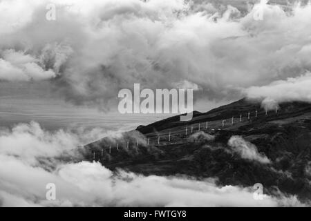 Windpark auf West Maui Mountains von Haleakala Krater gesehen Stockfoto