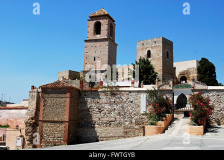 Blick auf die Burg (Castillo del Cerro de Las Torres), Alora, Provinz Malaga, Andalusien, Spanien, Westeuropa. Stockfoto