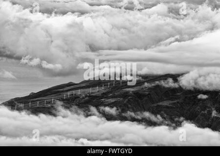 Windpark auf West Maui Mountains von Haleakala Krater gesehen Stockfoto