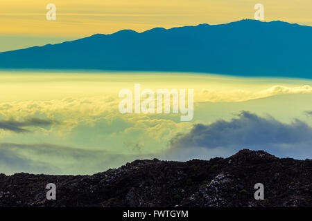 Ansicht des Mauna Kea von Haleakala Krater bei Sonnenaufgang, Maui, Hawaii Stockfoto