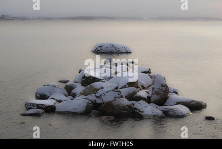 Schnee-bedeckten Steinen im Wasser im winter Stockfoto