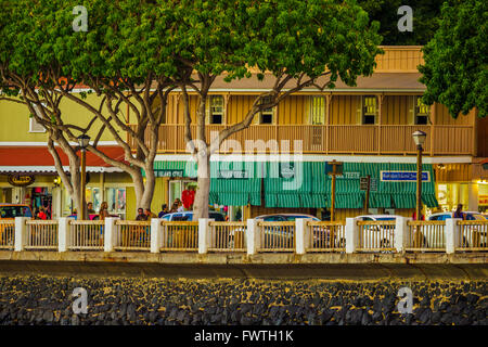 Vordere Straße in Lahaina, in der Abenddämmerung Stockfoto