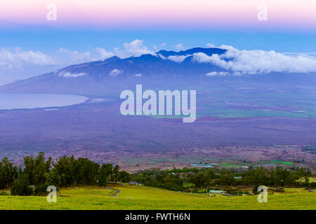 West Maui Mountains und Zentraltal in der Morgendämmerung, Maui Stockfoto