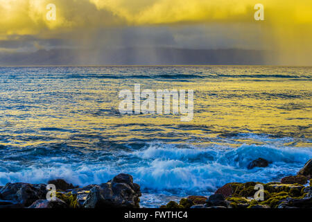 Regen über der Insel Molokai, Sonnenaufgang Stockfoto