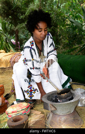 Eine junge äthiopische Frau Röstung der Kaffeebohnen während einer traditionellen Kaffee-Zeremonie in Äthiopien. Stockfoto