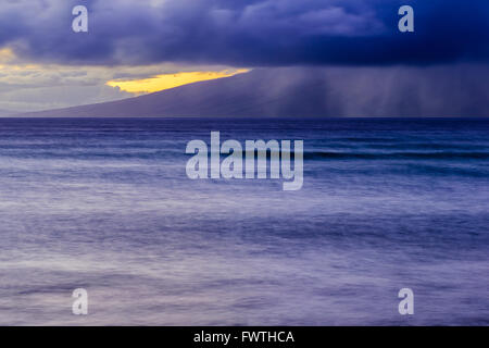 Regen über der Insel Molokai, Sonnenuntergang Stockfoto