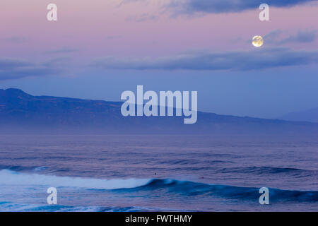 Vollmond über West Maui gesehen vom Ho'okipa Beach Park, Maui Stockfoto