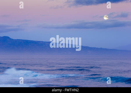 Vollmond über West Maui gesehen vom Ho'okipa Beach Park, Maui Stockfoto