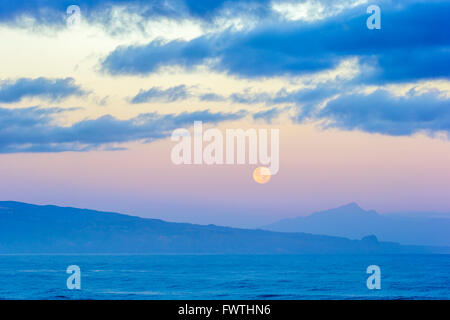 Vollmond über West Maui gesehen vom Ho'okipa Beach Park, Maui Stockfoto