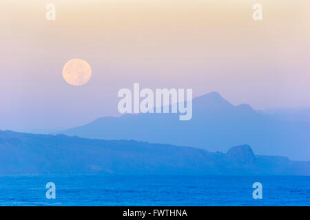 Vollmond über West Maui gesehen vom Ho'okipa Beach Park, Maui Stockfoto