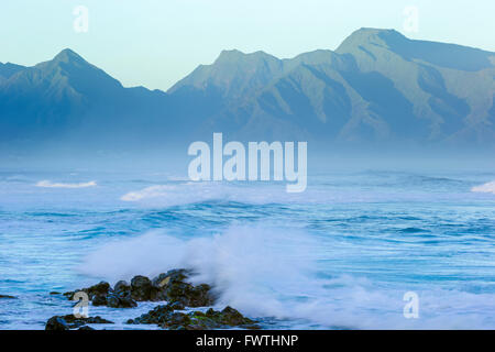 Wellen am Ho'okipa Beach Park mit West Maui Bergen, Maui Stockfoto