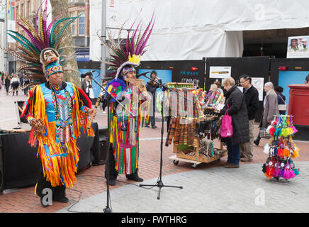 Peruanische Straßenmusikanten, die südamerikanische Musik in Broad Street, Reading, Berkshire UK Stockfoto