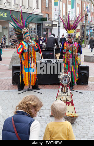 Mutter und Kind peruanischen südamerikanischen Buskers Straße Musik anhören, Broad Street, Reading Berkshire UK Stockfoto