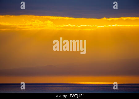Blick auf Haleakala Vulkan von Poelua Bay auf West Maui bei Sonnenaufgang Stockfoto