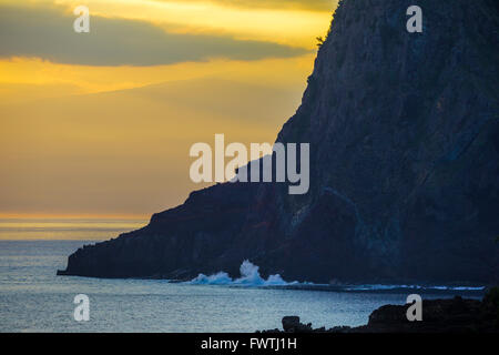 Blick auf Kahakuloa Head von Poelua Bay auf West Maui bei Sonnenaufgang Stockfoto