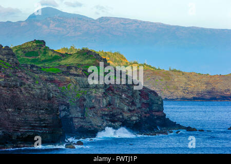 Blick auf Molokai von Poelua Bay auf West Maui bei Sonnenaufgang Stockfoto