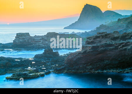 Blick auf Kahakuloa Head und Haleakala Vulkan von Poelua Bay auf West Maui bei Sonnenaufgang Stockfoto