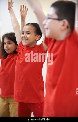 Gruppe von Kindern, die Drama-Klasse gemeinsam genießen Stockfoto