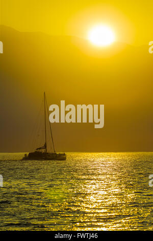 Segelboot bei Sonnenaufgang mit Haleakala Vulkan im Hintergrund Stockfoto