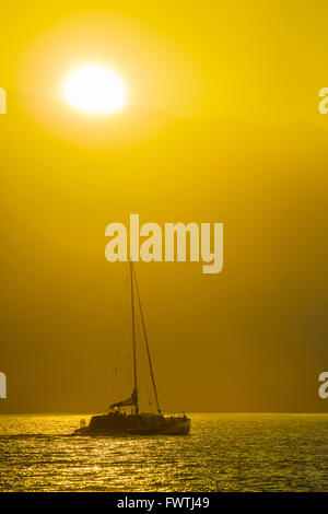 Segelboot bei Sonnenaufgang mit Haleakala Vulkan im Hintergrund Stockfoto