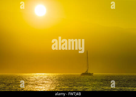 Segelboot bei Sonnenaufgang mit Haleakala Vulkan im Hintergrund Stockfoto