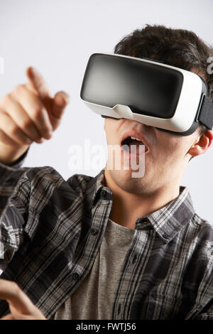 Junger Mann mit Virtual-Reality-Kopfhörer Stockfoto