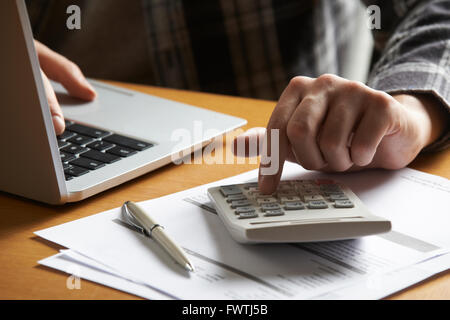 Man Working Out Haushaltsfinanzen Stockfoto
