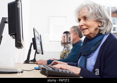 Senior Woman behandelnden Computerklasse Stockfoto