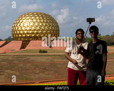 Einnahme von Selfies bei er Matrimandir, in Auroville, eine experimentelle Township im Viluppuram Bezirk im Bundesstaat Tamil Nadu Stockfoto