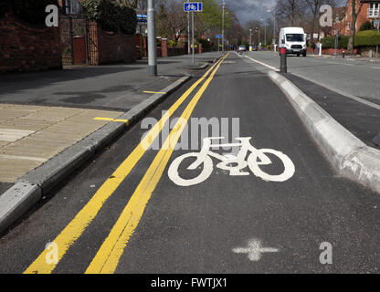 Radwege wurden von Didsbury Zentrum von Manchester auf dem belebten Wilmslow Road und Oxford Straße Flur gehen. Stockfoto