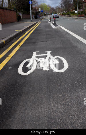 Radwege wurden von Didsbury Zentrum von Manchester auf dem belebten Wilmslow Road und Oxford Straße Flur gehen. Stockfoto