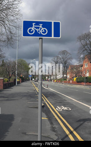 Radwege wurden von Didsbury Zentrum von Manchester auf dem belebten Wilmslow Road und Oxford Straße Flur gehen. Stockfoto