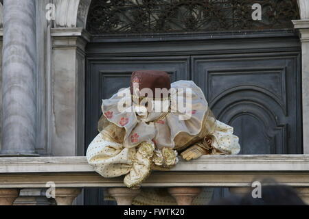 Maskierte Karneval Teilnehmer stützte sich auf Balustrade im Piazza San Marco, Venedig, Italien Stockfoto