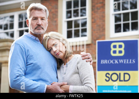 Älteres paar gezwungen zu verkaufen Haus durch finanzielle Probleme Stockfoto