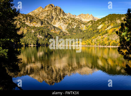 Hochgebirge in einem Spiegel reflektiert wie See im Herbst. Stockfoto