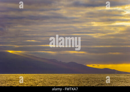 Schulter des Haleakala bei Sonnenaufgang von einem Ausflugsboot aus gesehen Stockfoto