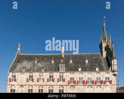 Detail der Fassade und Dach des Rathauses am Marktplatz in Gouda, Südholland, Niederlande Stockfoto