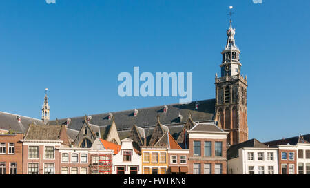 St. Johannes Kirche und die Fassaden Häuser der alten am Marktplatz in Gouda, Niederlande Stockfoto