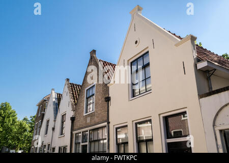 Fassaden der alten Häuser in Spieringstraat in der Stadt Gouda, Niederlande Stockfoto