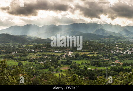 Nebel über grünen Bergen Pai Mae Hong Son Thailand Stockfoto