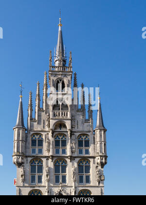 Spitze der Eingangsfassade des Rathauses am Marktplatz in Gouda, Niederlande Stockfoto