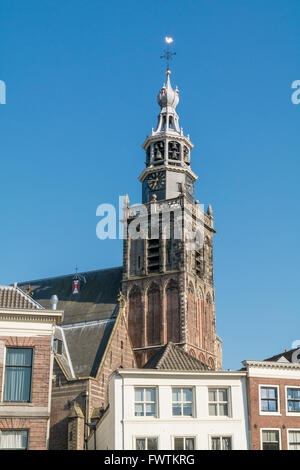 St. Johannes Kirchturm und Fassaden der Häuser am Marktplatz in Gouda, Niederlande Stockfoto