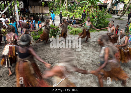 Einheimische Tänzer Frauen Durchführung einer traditionellen Tanz Lababia, Papua-Neuguinea Stockfoto