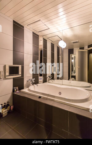 Moderne Badezimmer-Interieur Stockfoto