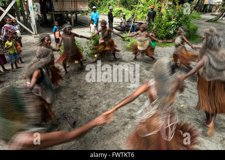 Einheimische Tänzer Frauen Durchführung einer traditionellen Tanz Lababia, Papua-Neuguinea Stockfoto